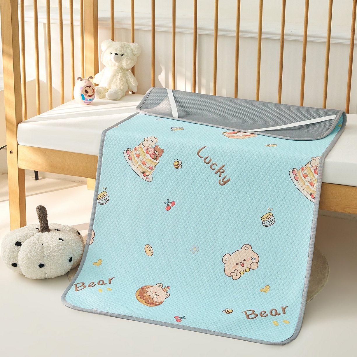 91家纺网 家纺一手货源 找家纺 家品罗兰 2026新款A类母婴级卡通婴儿凉感冰豆豆凉席儿童新生小宝宝床幼儿园床拼接床冰丝席床单垫可机洗夏空调席 甜甜圈【三明治透气网底】