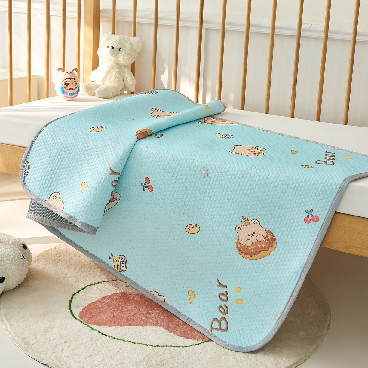 91家纺网 家纺一手货源 找家纺 家品罗兰 2026新款A类母婴级卡通婴儿凉感冰豆豆凉席儿童新生小宝宝床幼儿园床拼接床冰丝席床单垫可机洗夏空调席 甜甜圈【三明治透气网底】