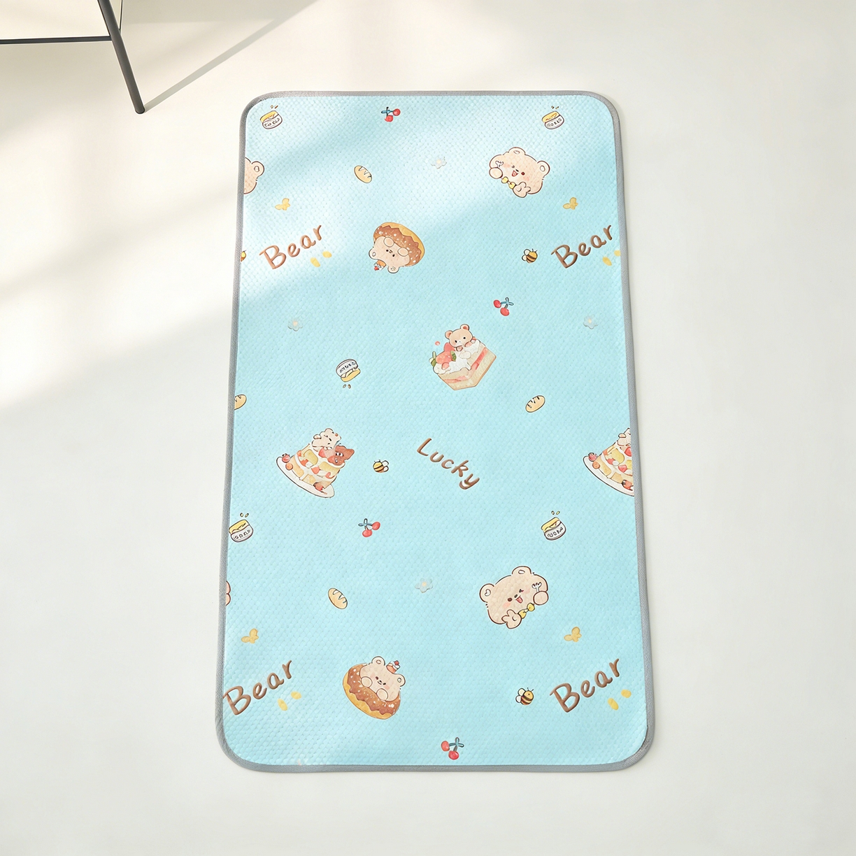 91家纺网 家纺一手货源 找家纺 家品罗兰 2026新款A类母婴级卡通婴儿凉感冰豆豆凉席儿童新生小宝宝床幼儿园床拼接床冰丝席床单垫可机洗夏空调席 甜甜圈【三明治透气网底】