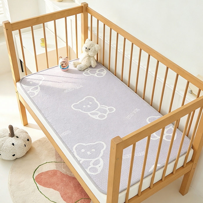 91家纺网 家纺一手货源 找家纺 家品罗兰 2026新款A类母婴级卡通婴儿凉感冰豆豆凉席儿童新生小宝宝床幼儿园床拼接床冰丝席床单垫可机洗夏空调席 维尼熊【三明治透气网底】