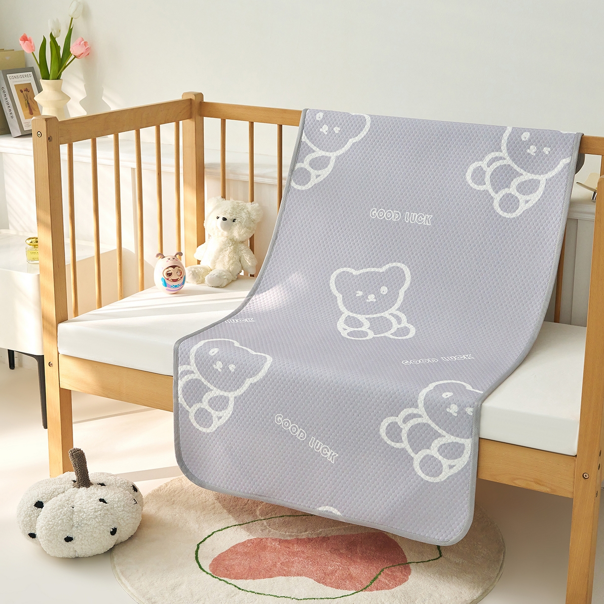 91家纺网 家纺一手货源 找家纺 家品罗兰 2026新款A类母婴级卡通婴儿凉感冰豆豆凉席儿童新生小宝宝床幼儿园床拼接床冰丝席床单垫可机洗夏空调席 维尼熊【三明治透气网底】