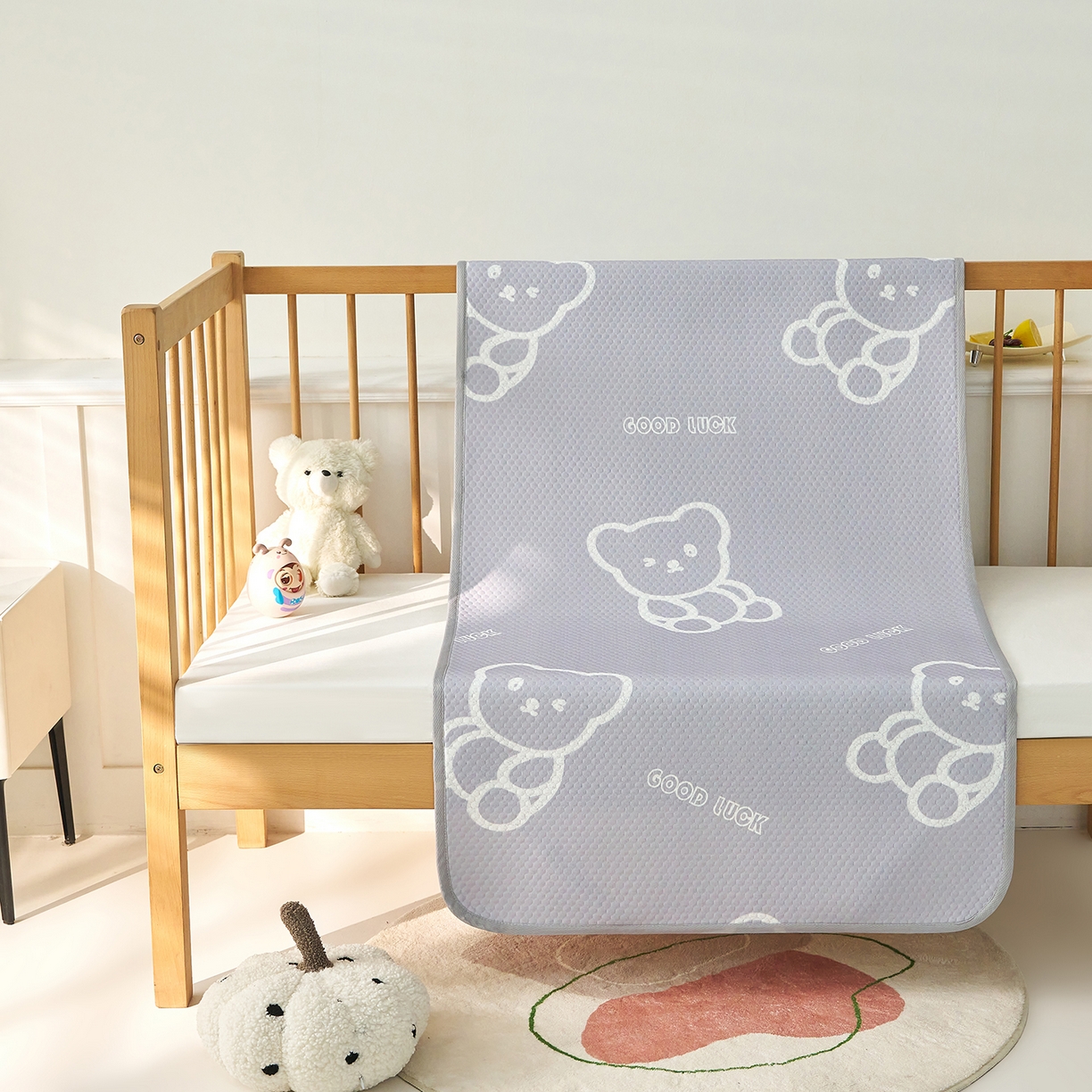 91家纺网 家纺一手货源 找家纺 家品罗兰 2026新款A类母婴级卡通婴儿凉感冰豆豆凉席儿童新生小宝宝床幼儿园床拼接床冰丝席床单垫可机洗夏空调席 维尼熊【三明治透气网底】