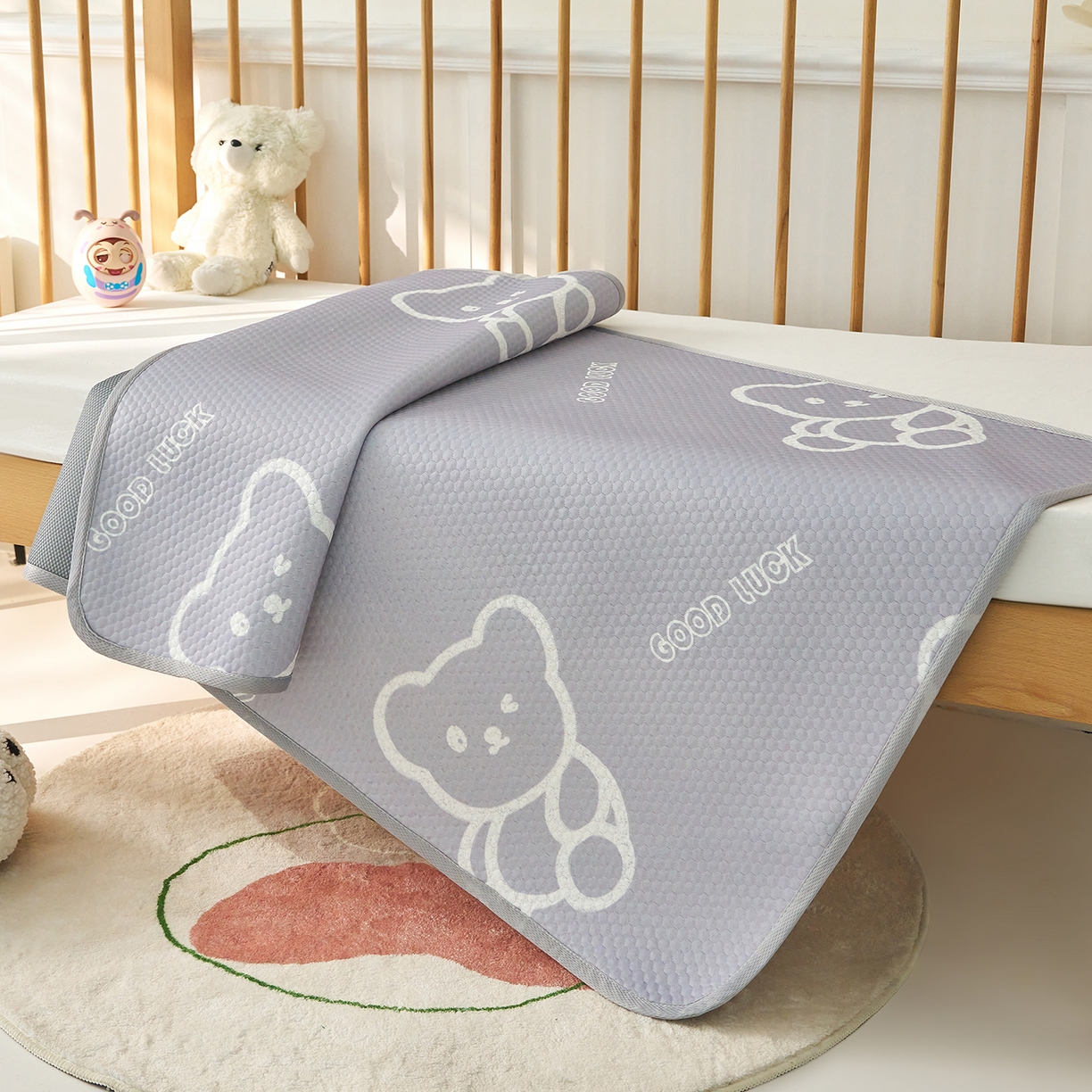 91家纺网 家纺一手货源 找家纺 家品罗兰 2026新款A类母婴级卡通婴儿凉感冰豆豆凉席儿童新生小宝宝床幼儿园床拼接床冰丝席床单垫可机洗夏空调席 维尼熊【三明治透气网底】