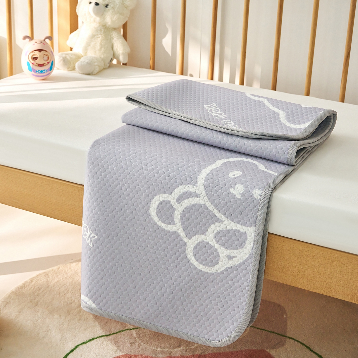 91家纺网 家纺一手货源 找家纺 家品罗兰 2026新款A类母婴级卡通婴儿凉感冰豆豆凉席儿童新生小宝宝床幼儿园床拼接床冰丝席床单垫可机洗夏空调席 维尼熊【三明治透气网底】