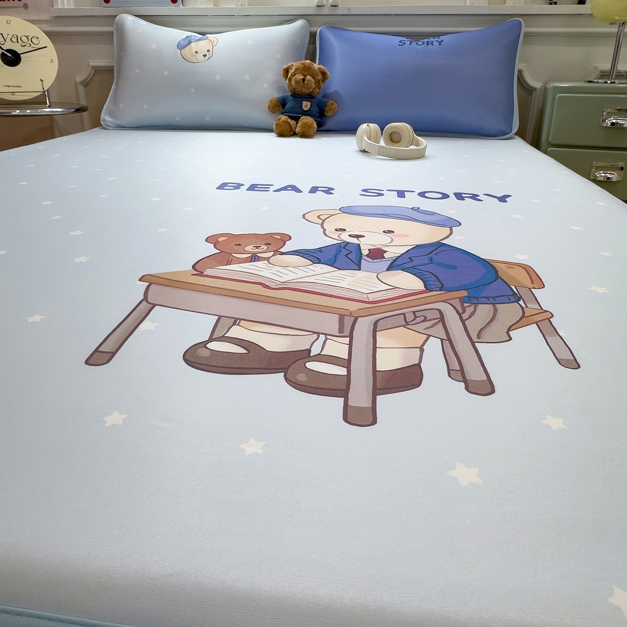 91家纺网 家纺一手货源 找家纺 丝羽坊 2026新款ins设计师原创大版小清新卡通冰皮复合软凉席  英伦熊-床笠款