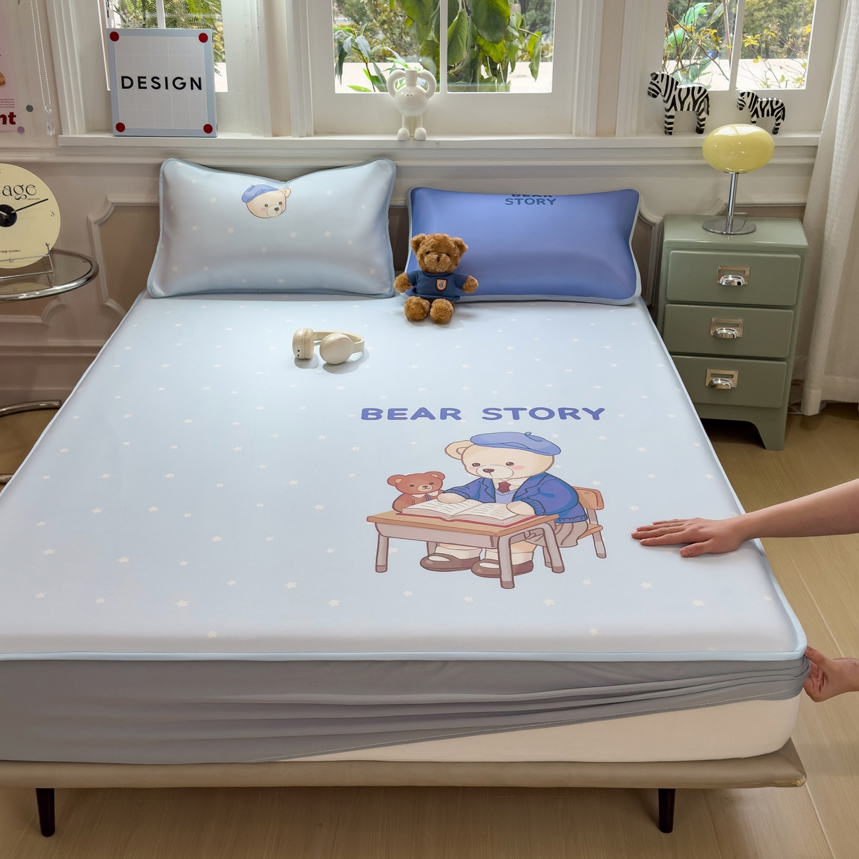 91家纺网 家纺一手货源 找家纺 丝羽坊 2026新款ins设计师原创大版小清新卡通冰皮复合软凉席  英伦熊-床笠款