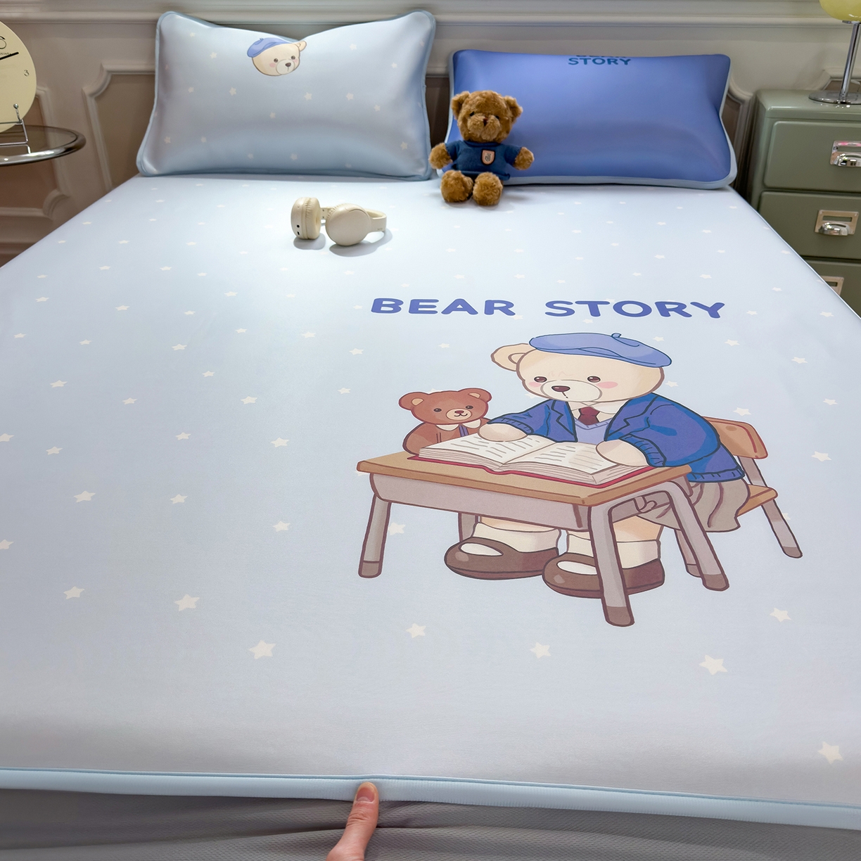 91家纺网 家纺一手货源 找家纺 丝羽坊 2026新款ins设计师原创大版小清新卡通冰皮复合软凉席  英伦熊-床笠款