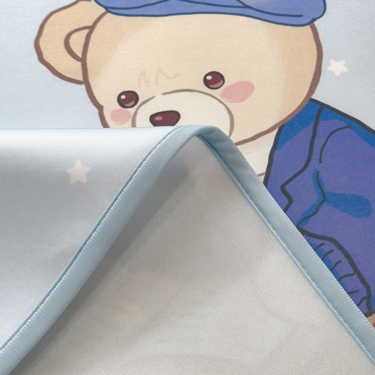 91家纺网 家纺一手货源 找家纺 丝羽坊 2026新款ins设计师原创大版小清新卡通冰皮复合软凉席  英伦熊-床笠款