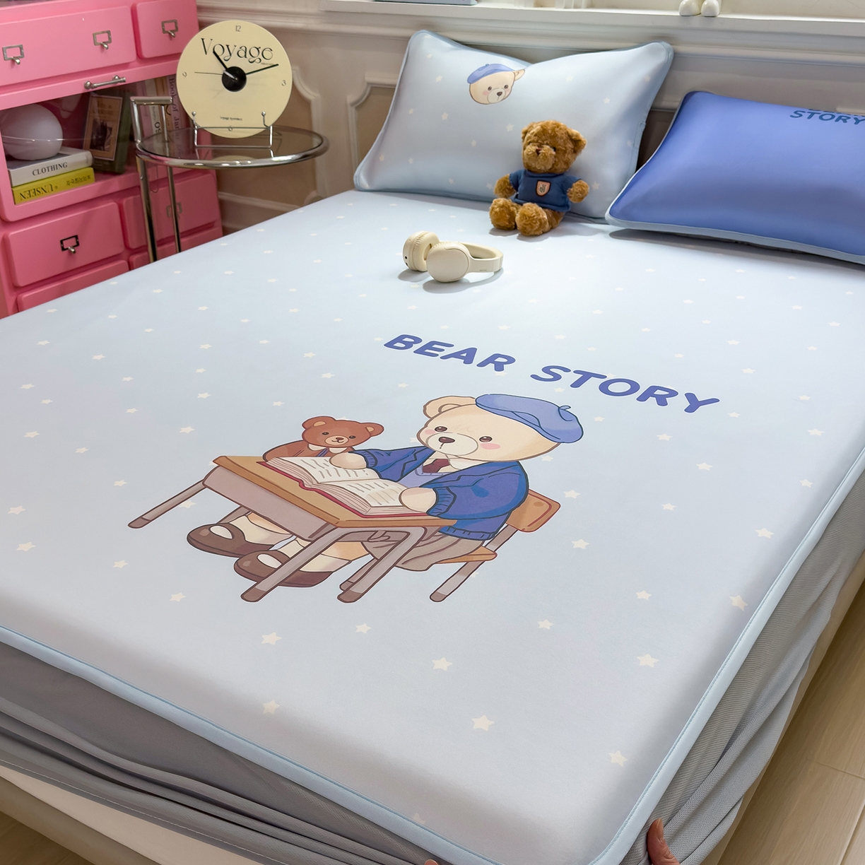 91家纺网 家纺一手货源 找家纺 丝羽坊 2026新款ins设计师原创大版小清新卡通冰皮复合软凉席  英伦熊-床笠款