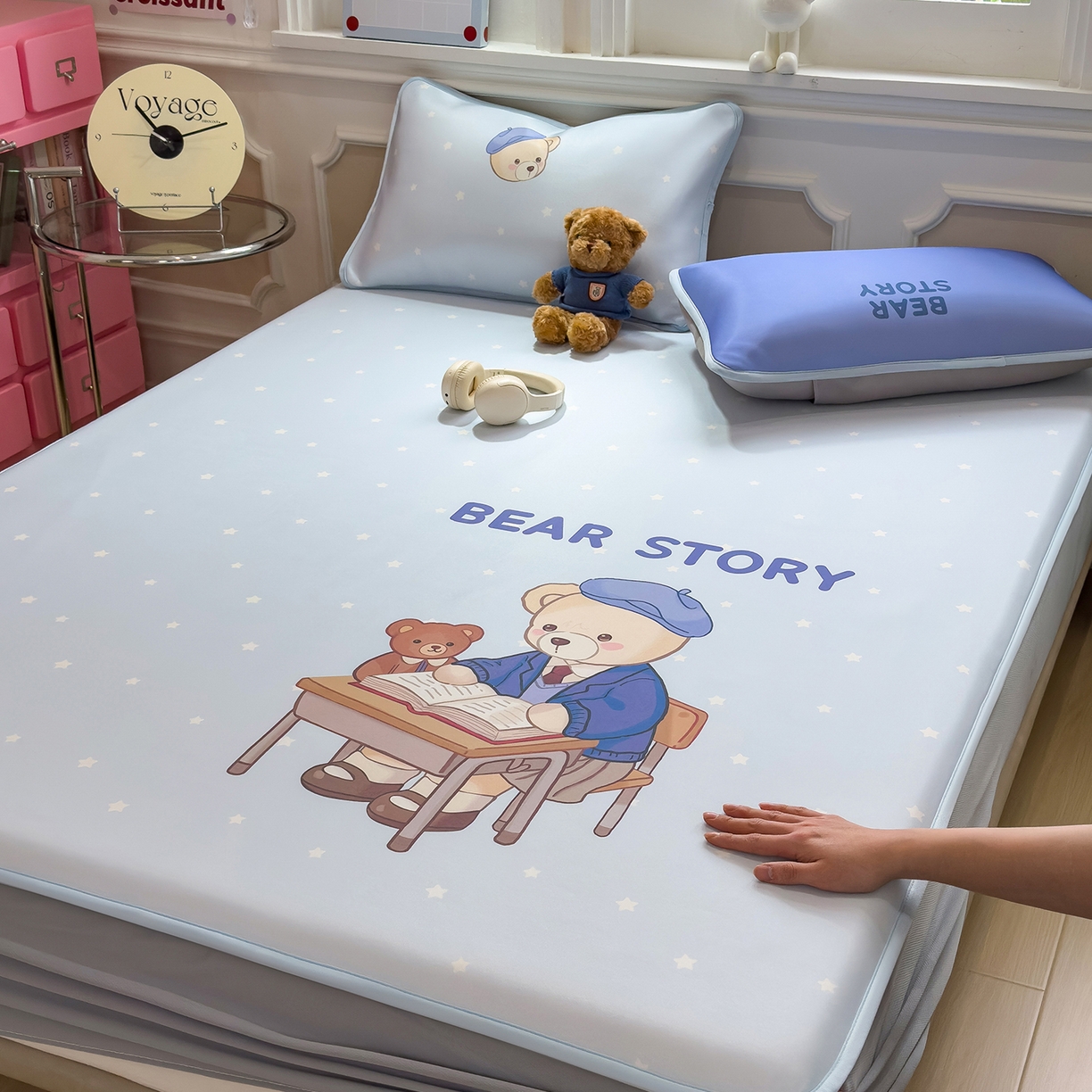 91家纺网 家纺一手货源 找家纺 丝羽坊 2026新款ins设计师原创大版小清新卡通冰皮复合软凉席  英伦熊-床笠款