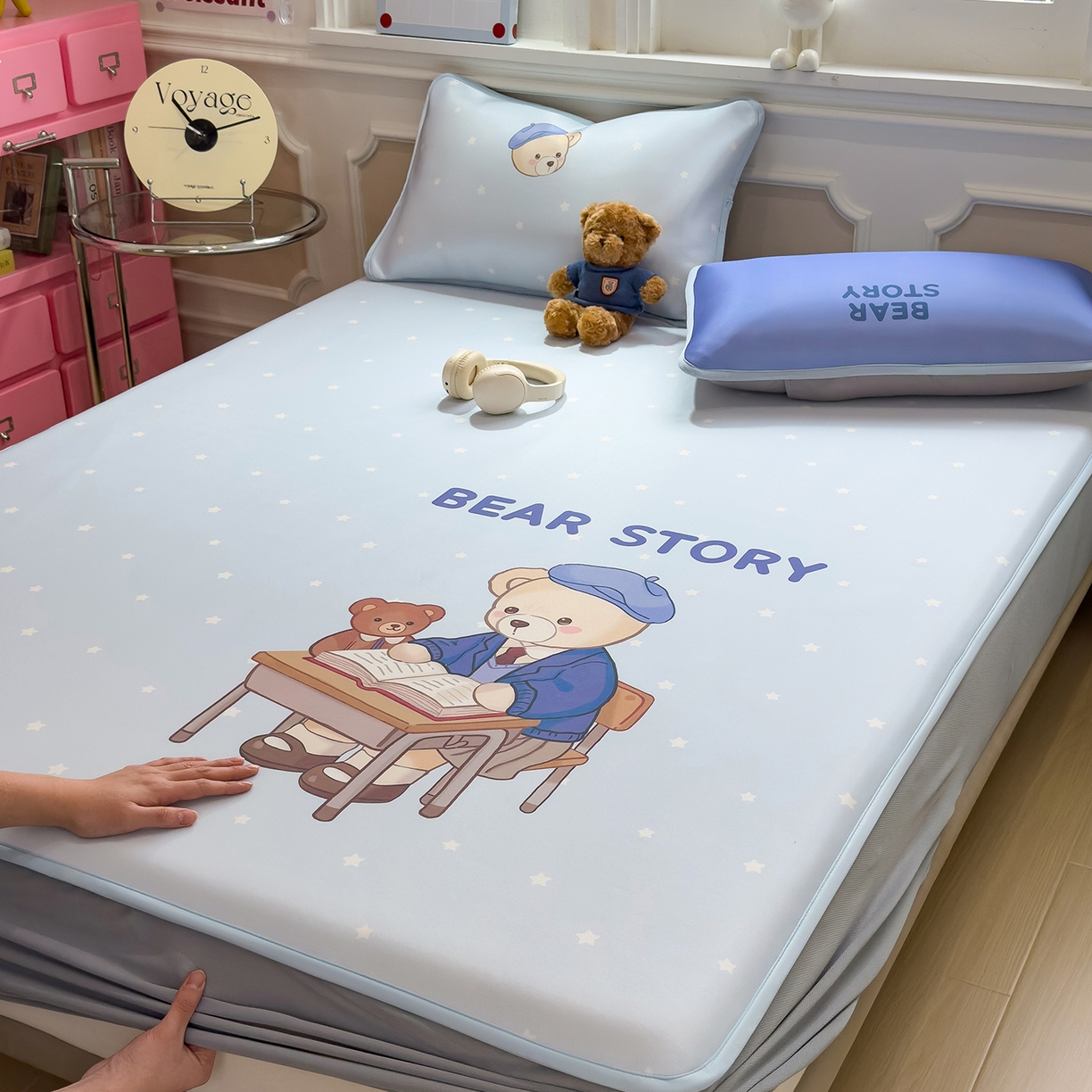 91家纺网 家纺一手货源 找家纺 丝羽坊 2026新款ins设计师原创大版小清新卡通冰皮复合软凉席  英伦熊-床笠款