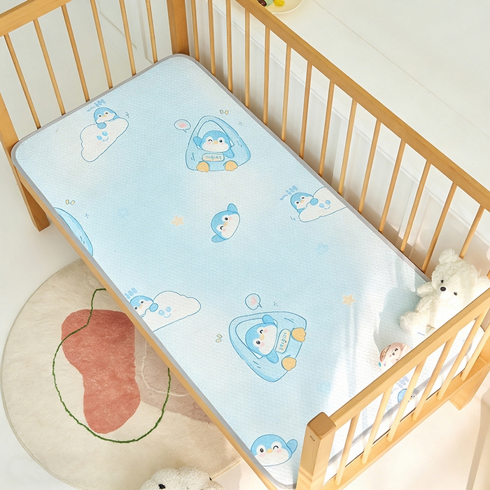 91家纺网 家纺一手货源 找家纺 家品罗兰 2026新款A类母婴级卡通婴儿凉感冰豆豆凉席儿童新生小宝宝床幼儿园床拼接床冰丝席床单垫可机洗夏空调席 小企鹅【三明治透气网底】