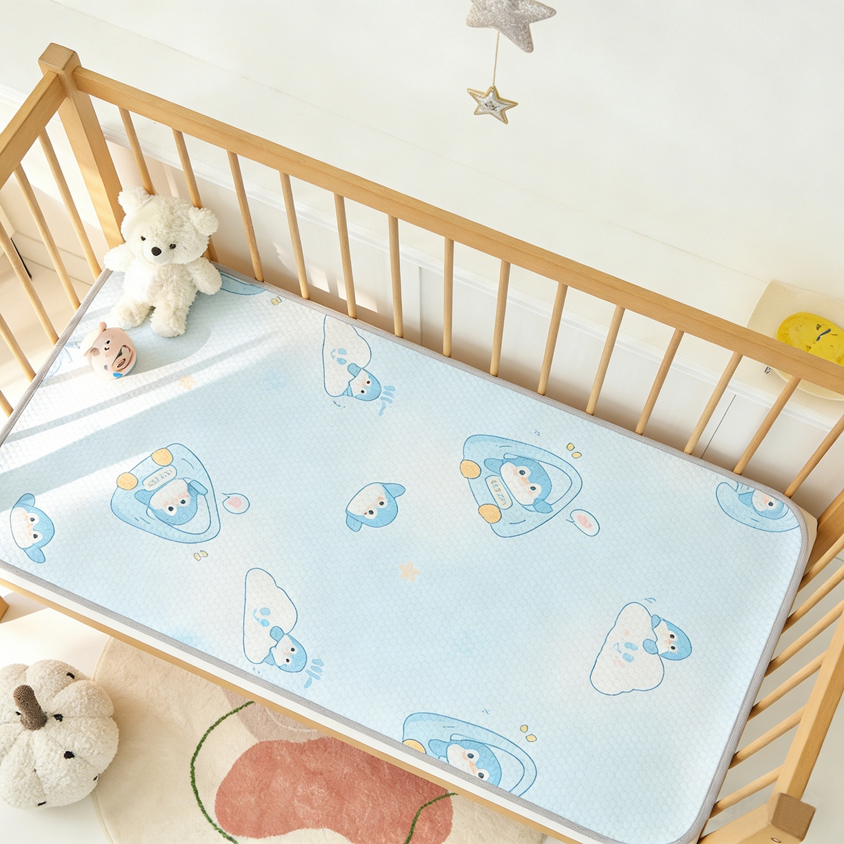 91家纺网 家纺一手货源 找家纺 家品罗兰 2026新款A类母婴级卡通婴儿凉感冰豆豆凉席儿童新生小宝宝床幼儿园床拼接床冰丝席床单垫可机洗夏空调席 小企鹅【三明治透气网底】