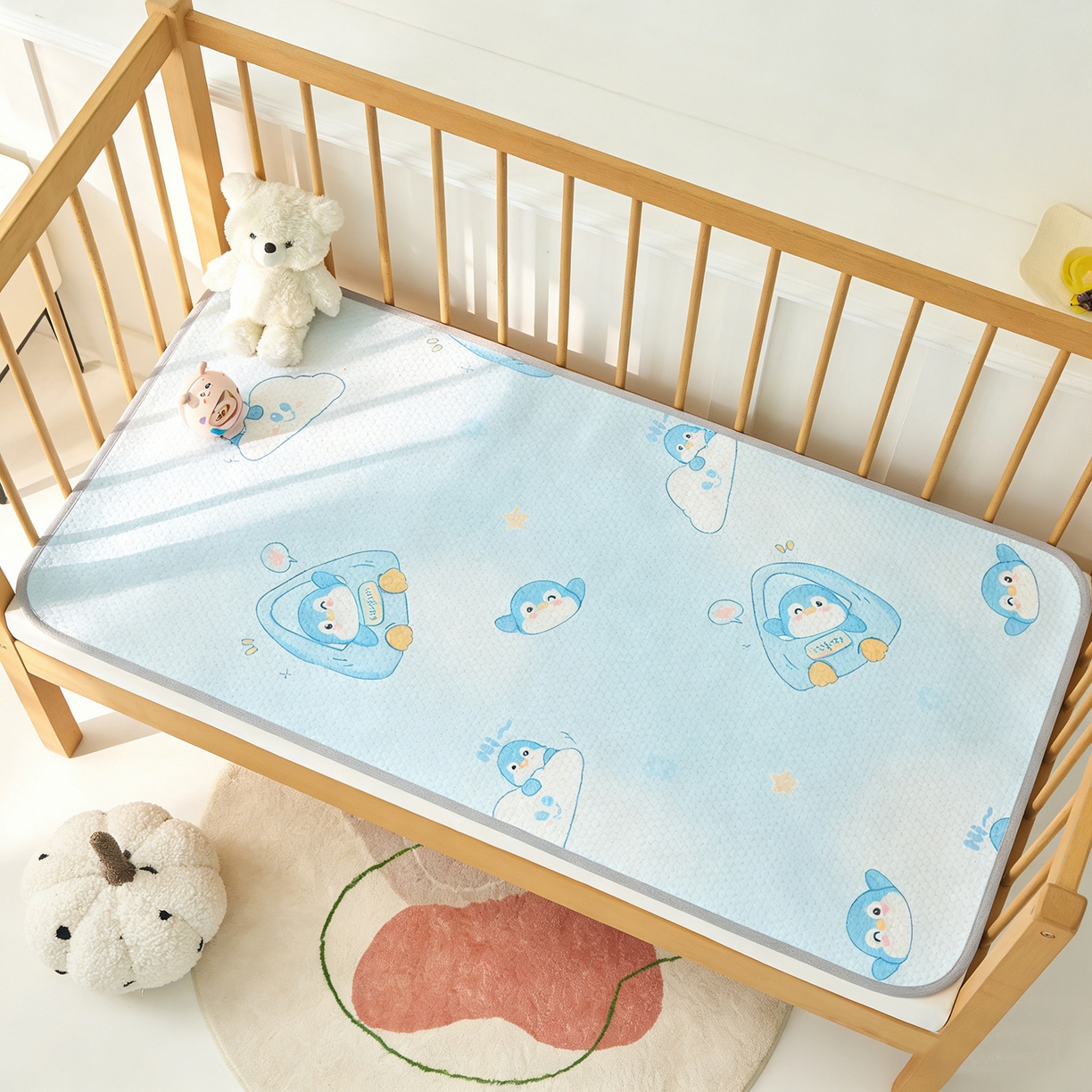 91家纺网 家纺一手货源 找家纺 家品罗兰 2026新款A类母婴级卡通婴儿凉感冰豆豆凉席儿童新生小宝宝床幼儿园床拼接床冰丝席床单垫可机洗夏空调席 小企鹅【三明治透气网底】