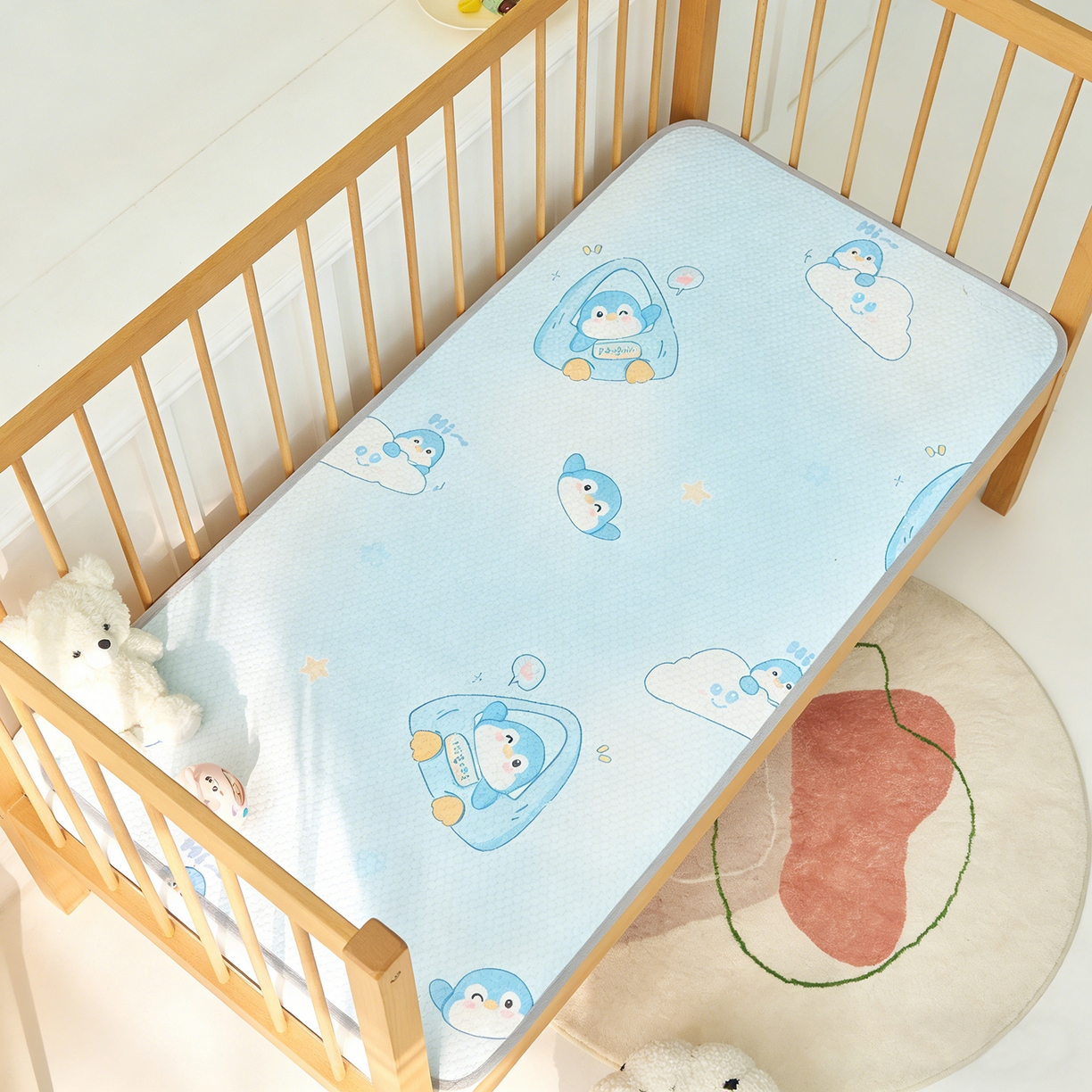 91家纺网 家纺一手货源 找家纺 家品罗兰 2026新款A类母婴级卡通婴儿凉感冰豆豆凉席儿童新生小宝宝床幼儿园床拼接床冰丝席床单垫可机洗夏空调席 小企鹅【三明治透气网底】