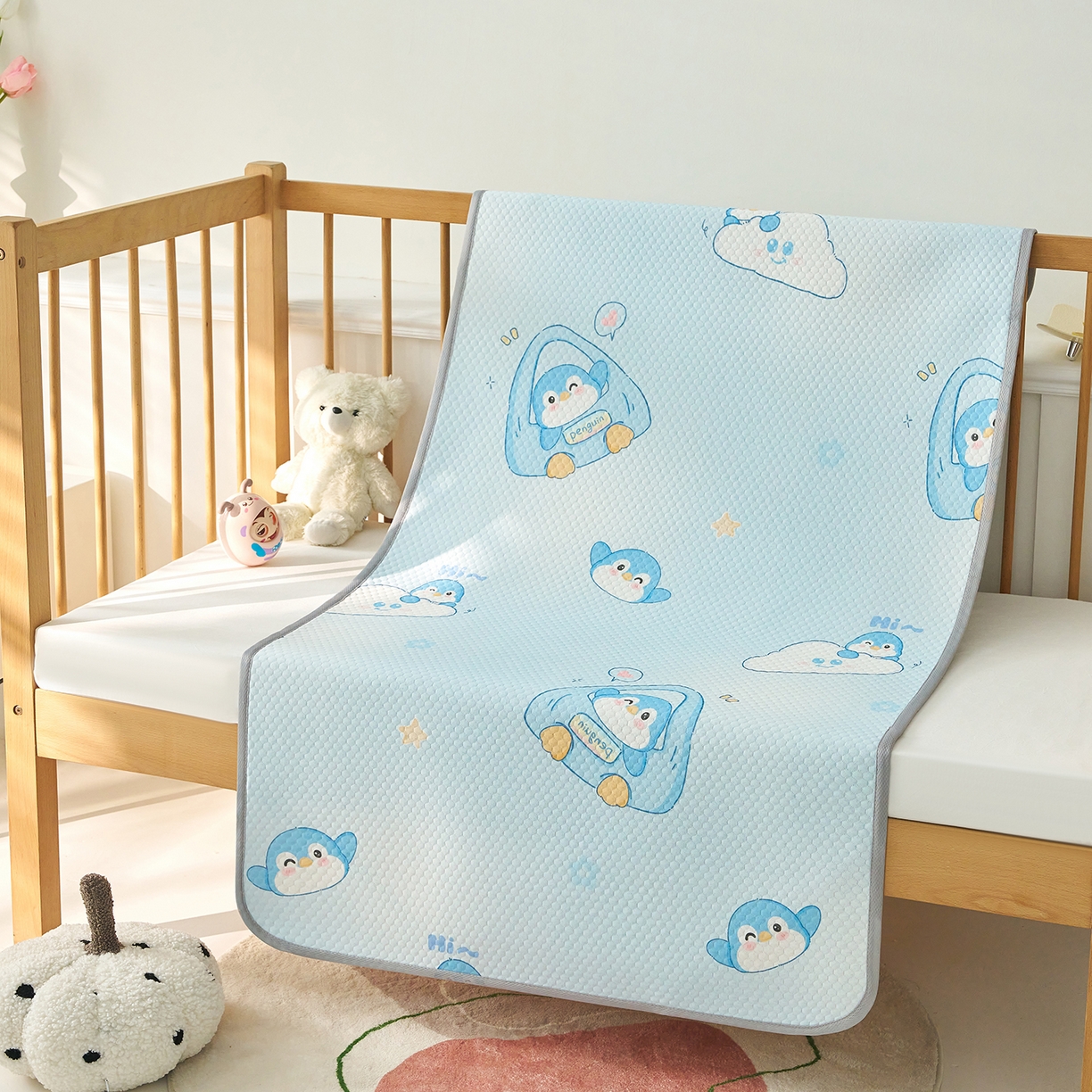 91家纺网 家纺一手货源 找家纺 家品罗兰 2026新款A类母婴级卡通婴儿凉感冰豆豆凉席儿童新生小宝宝床幼儿园床拼接床冰丝席床单垫可机洗夏空调席 小企鹅【三明治透气网底】