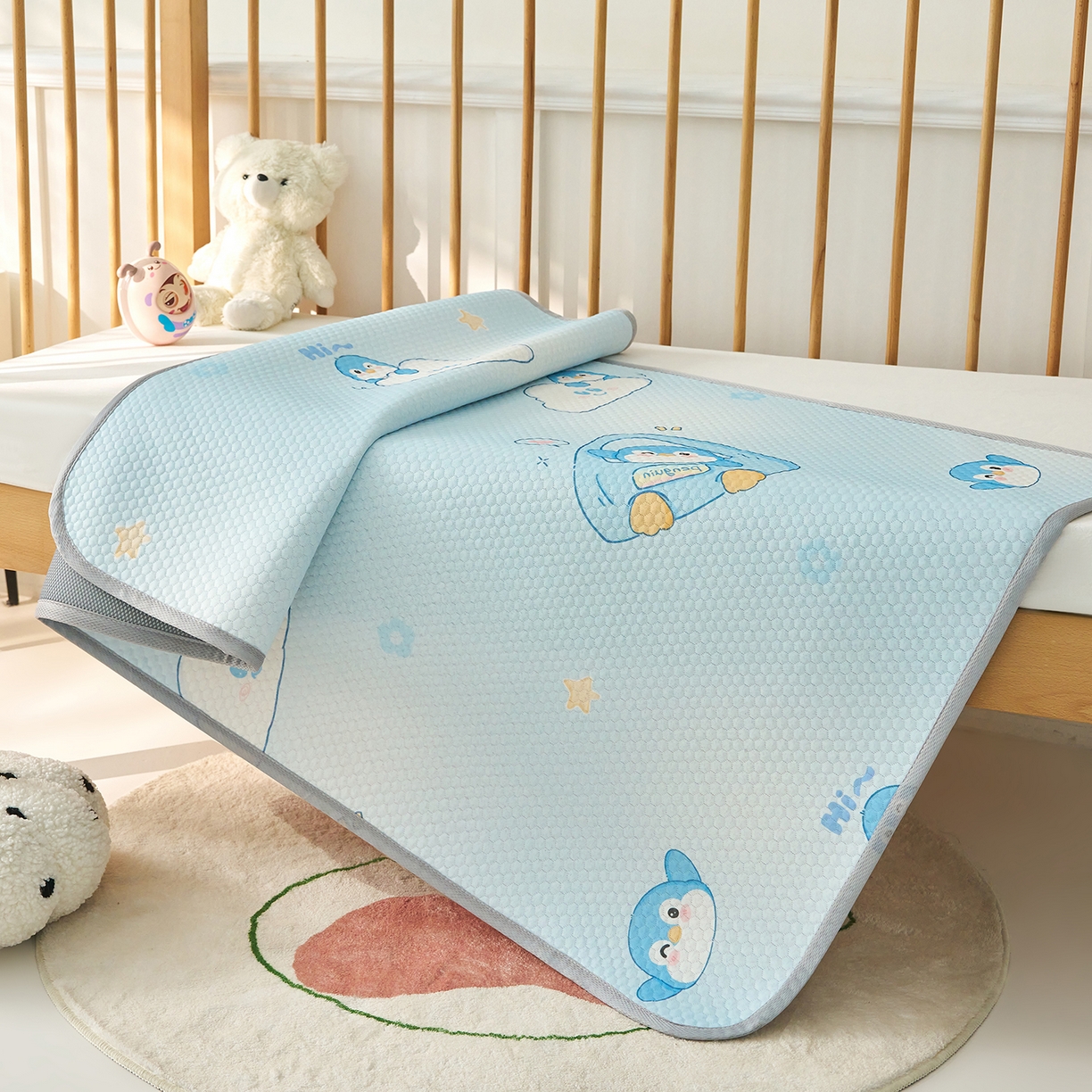 91家纺网 家纺一手货源 找家纺 家品罗兰 2026新款A类母婴级卡通婴儿凉感冰豆豆凉席儿童新生小宝宝床幼儿园床拼接床冰丝席床单垫可机洗夏空调席 小企鹅【三明治透气网底】