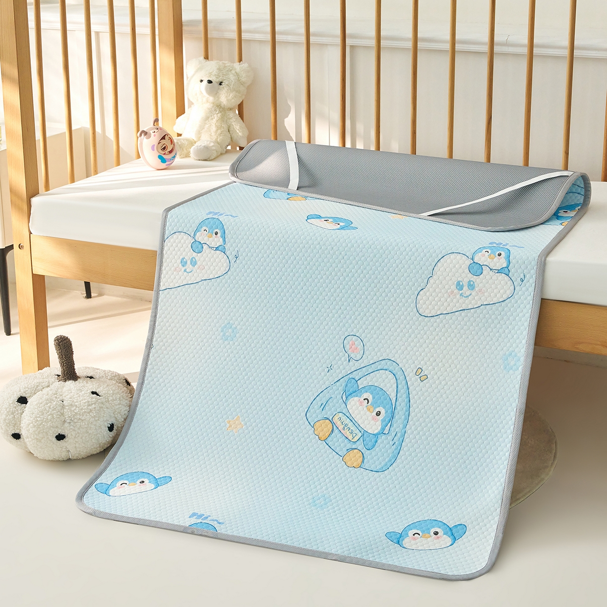 91家纺网 家纺一手货源 找家纺 家品罗兰 2026新款A类母婴级卡通婴儿凉感冰豆豆凉席儿童新生小宝宝床幼儿园床拼接床冰丝席床单垫可机洗夏空调席 小企鹅【三明治透气网底】