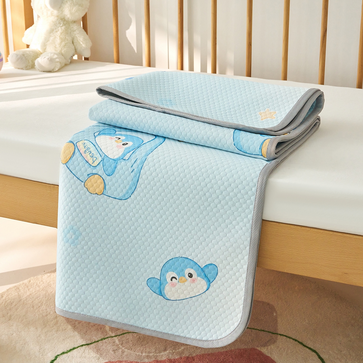 91家纺网 家纺一手货源 找家纺 家品罗兰 2026新款A类母婴级卡通婴儿凉感冰豆豆凉席儿童新生小宝宝床幼儿园床拼接床冰丝席床单垫可机洗夏空调席 小企鹅【三明治透气网底】