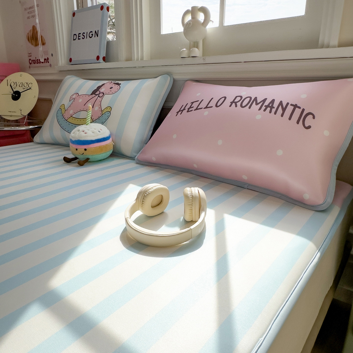 91家纺网 家纺一手货源 找家纺 丝羽坊 2026新款ins设计师原创大版小清新卡通冰皮复合软凉席  浪漫木马-床笠款