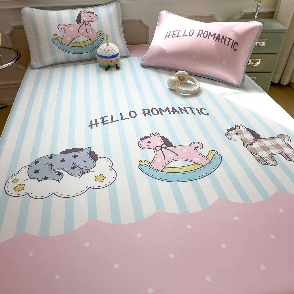 91家纺网 家纺一手货源 找家纺 丝羽坊 2026新款ins设计师原创大版小清新卡通冰皮复合软凉席  浪漫木马-床笠款