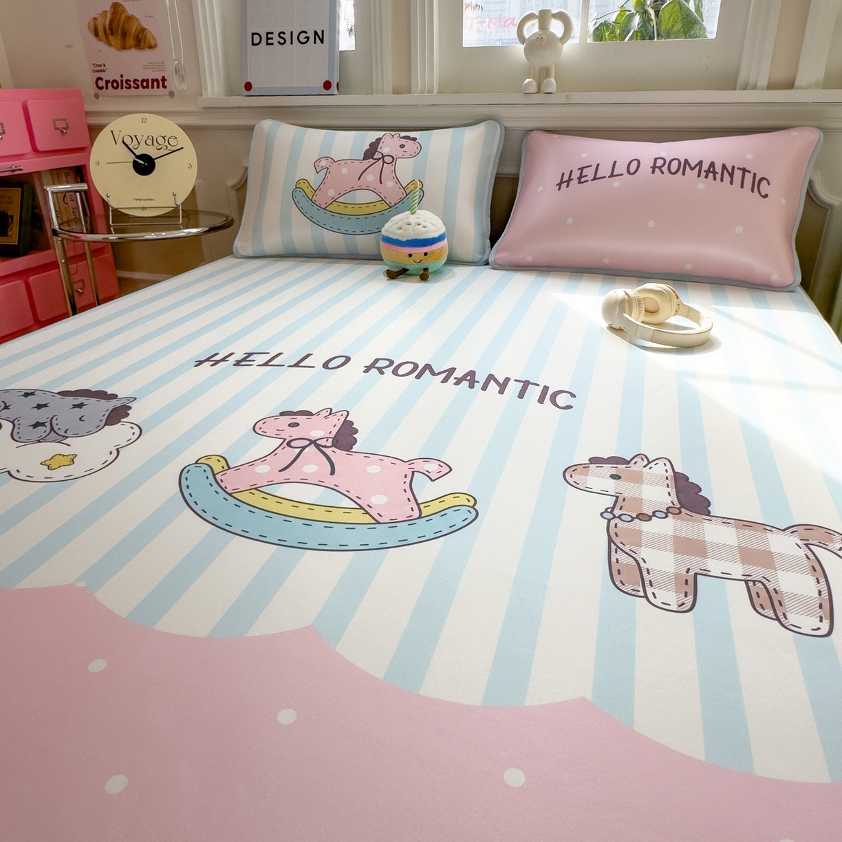 91家纺网 家纺一手货源 找家纺 丝羽坊 2026新款ins设计师原创大版小清新卡通冰皮复合软凉席  浪漫木马-床笠款