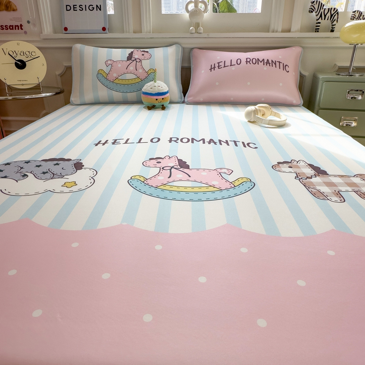 91家纺网 家纺一手货源 找家纺 丝羽坊 2026新款ins设计师原创大版小清新卡通冰皮复合软凉席  浪漫木马-床笠款