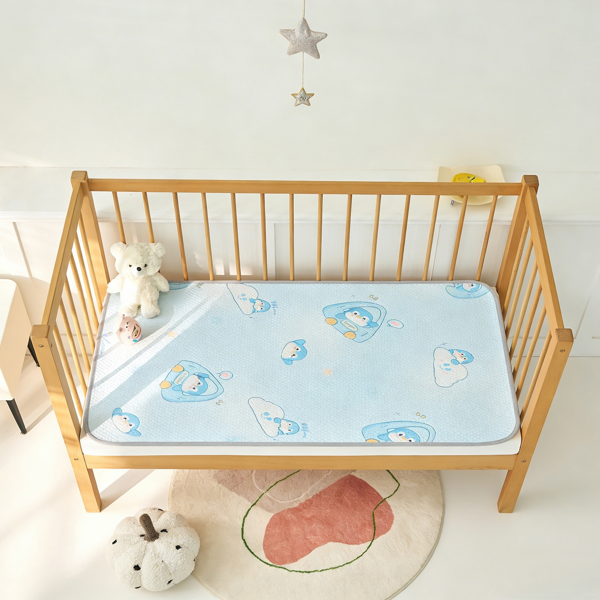 91家纺网 家纺一手货源 找家纺 家品罗兰 2026新款A类母婴级卡通婴儿凉感冰豆豆凉席儿童新生小宝宝床幼儿园床拼接床冰丝席床单垫可机洗夏空调席 小企鹅【三明治透气网底】