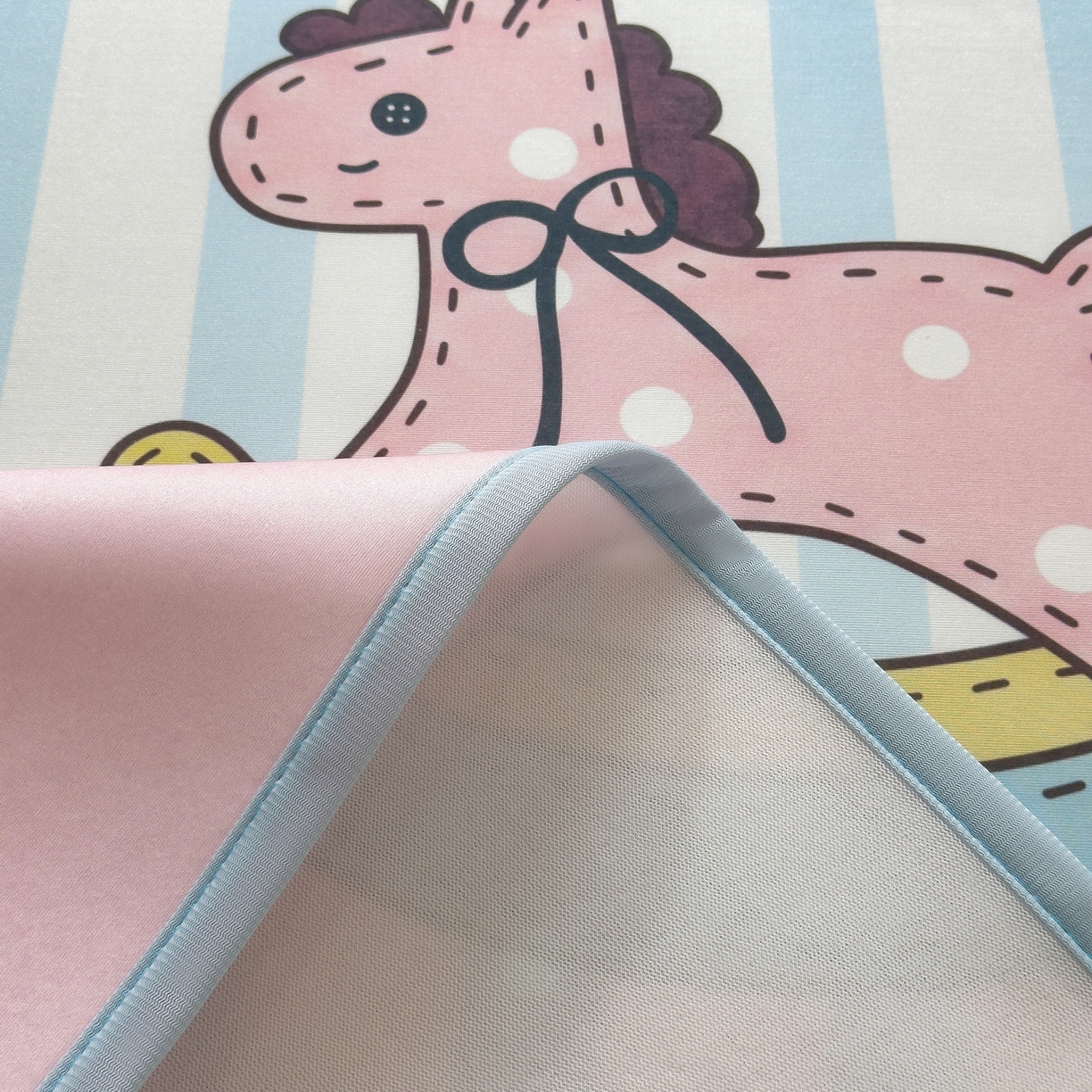 91家纺网 家纺一手货源 找家纺 丝羽坊 2026新款ins设计师原创大版小清新卡通冰皮复合软凉席  浪漫木马-床笠款