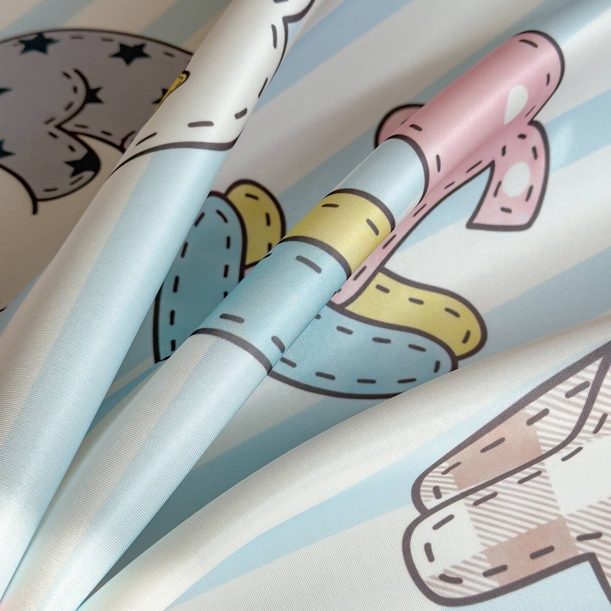 91家纺网 家纺一手货源 找家纺 丝羽坊 2026新款ins设计师原创大版小清新卡通冰皮复合软凉席  浪漫木马-床笠款