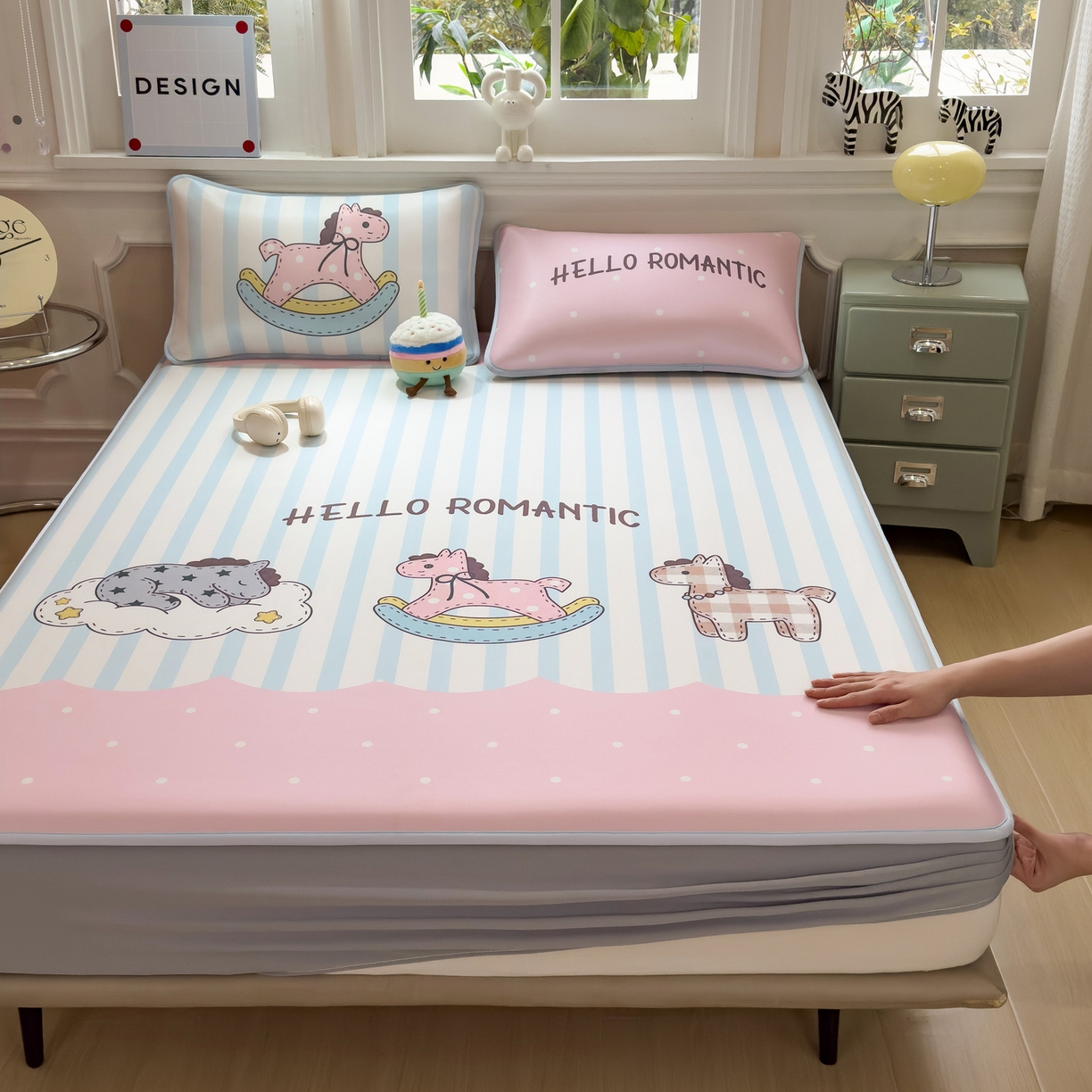 91家纺网 家纺一手货源 找家纺 丝羽坊 2026新款ins设计师原创大版小清新卡通冰皮复合软凉席  浪漫木马-床笠款