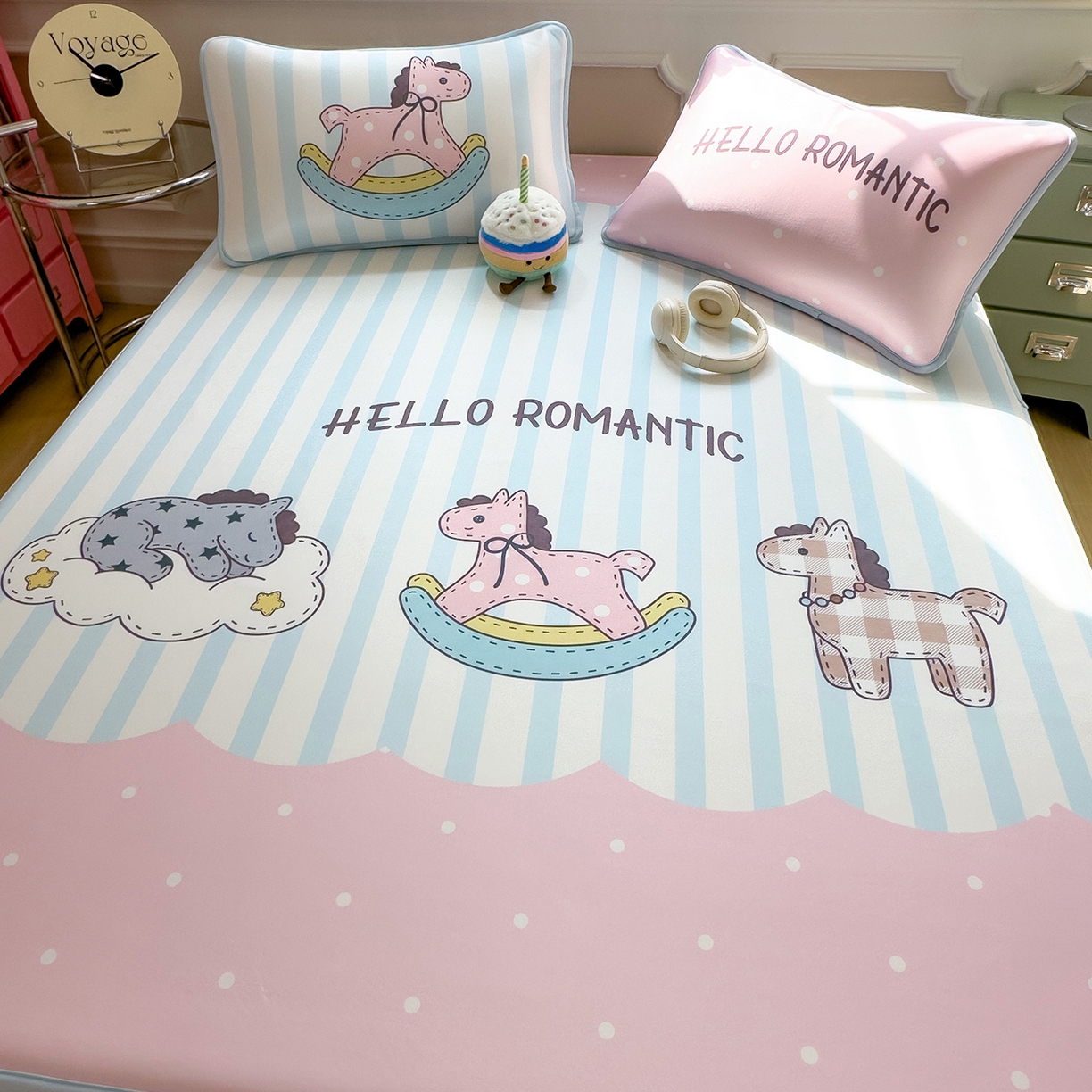 91家纺网 家纺一手货源 找家纺 丝羽坊 2026新款ins设计师原创大版小清新卡通冰皮复合软凉席  浪漫木马-床笠款