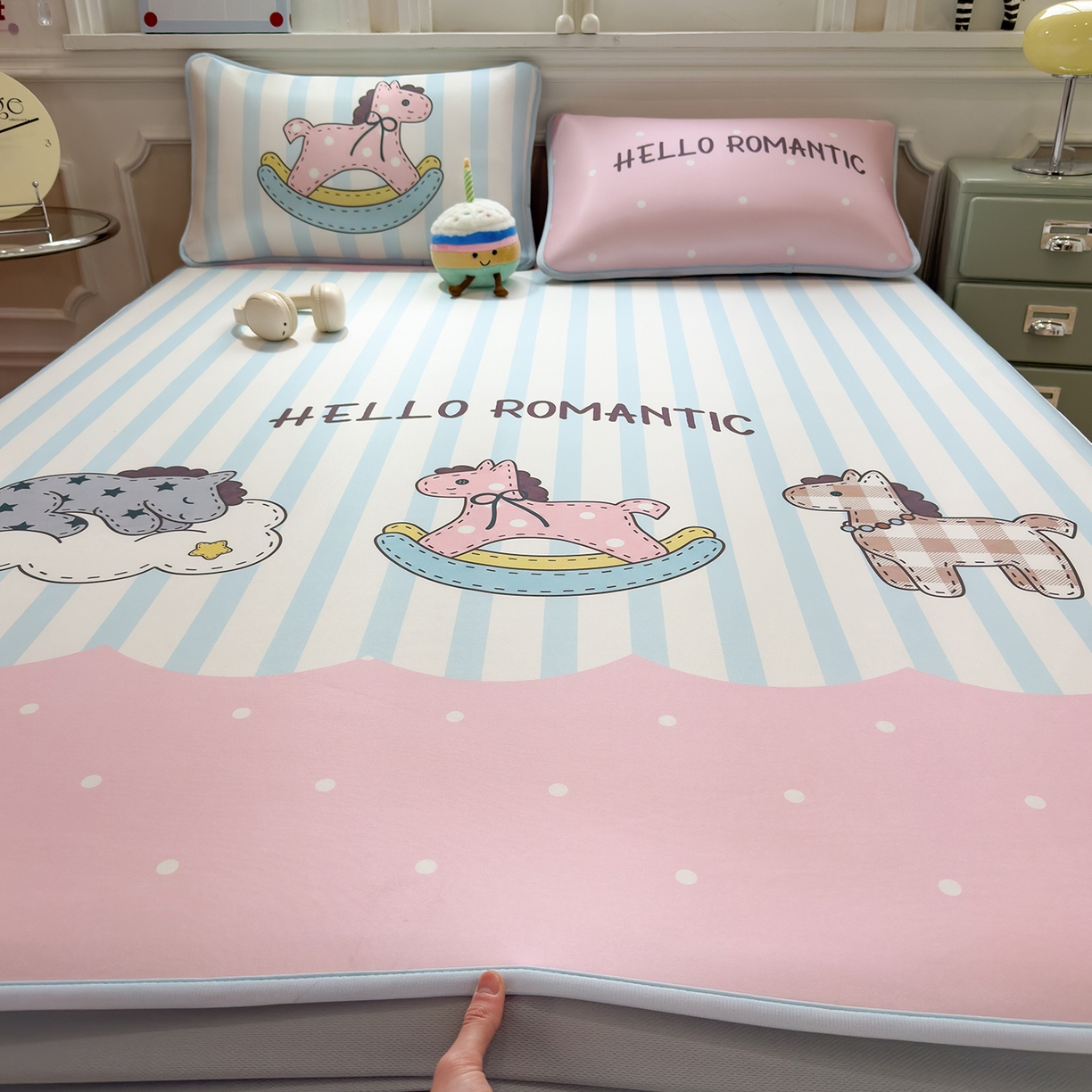 91家纺网 家纺一手货源 找家纺 丝羽坊 2026新款ins设计师原创大版小清新卡通冰皮复合软凉席  浪漫木马-床笠款