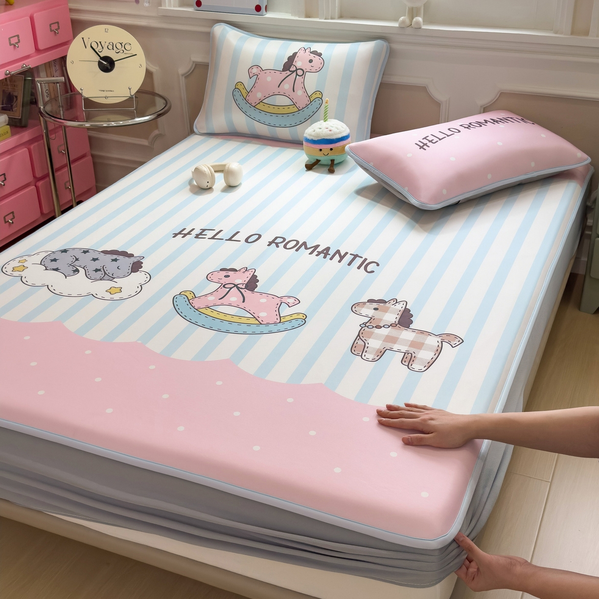 91家纺网 家纺一手货源 找家纺 丝羽坊 2026新款ins设计师原创大版小清新卡通冰皮复合软凉席  浪漫木马-床笠款