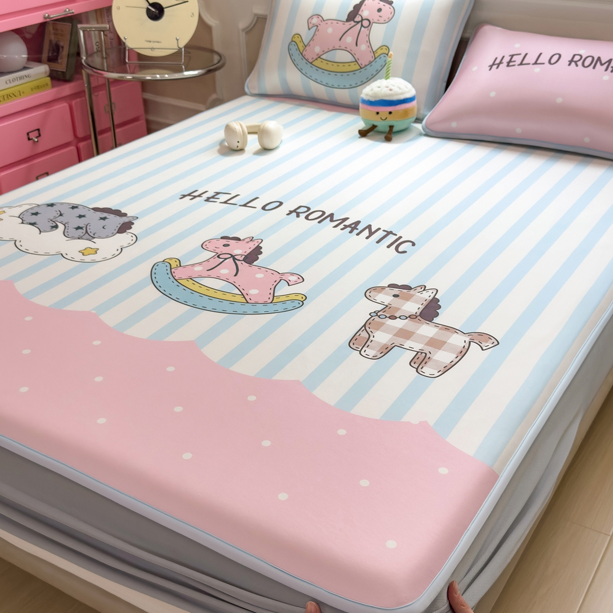 91家纺网 家纺一手货源 找家纺 丝羽坊 2026新款ins设计师原创大版小清新卡通冰皮复合软凉席  浪漫木马-床笠款