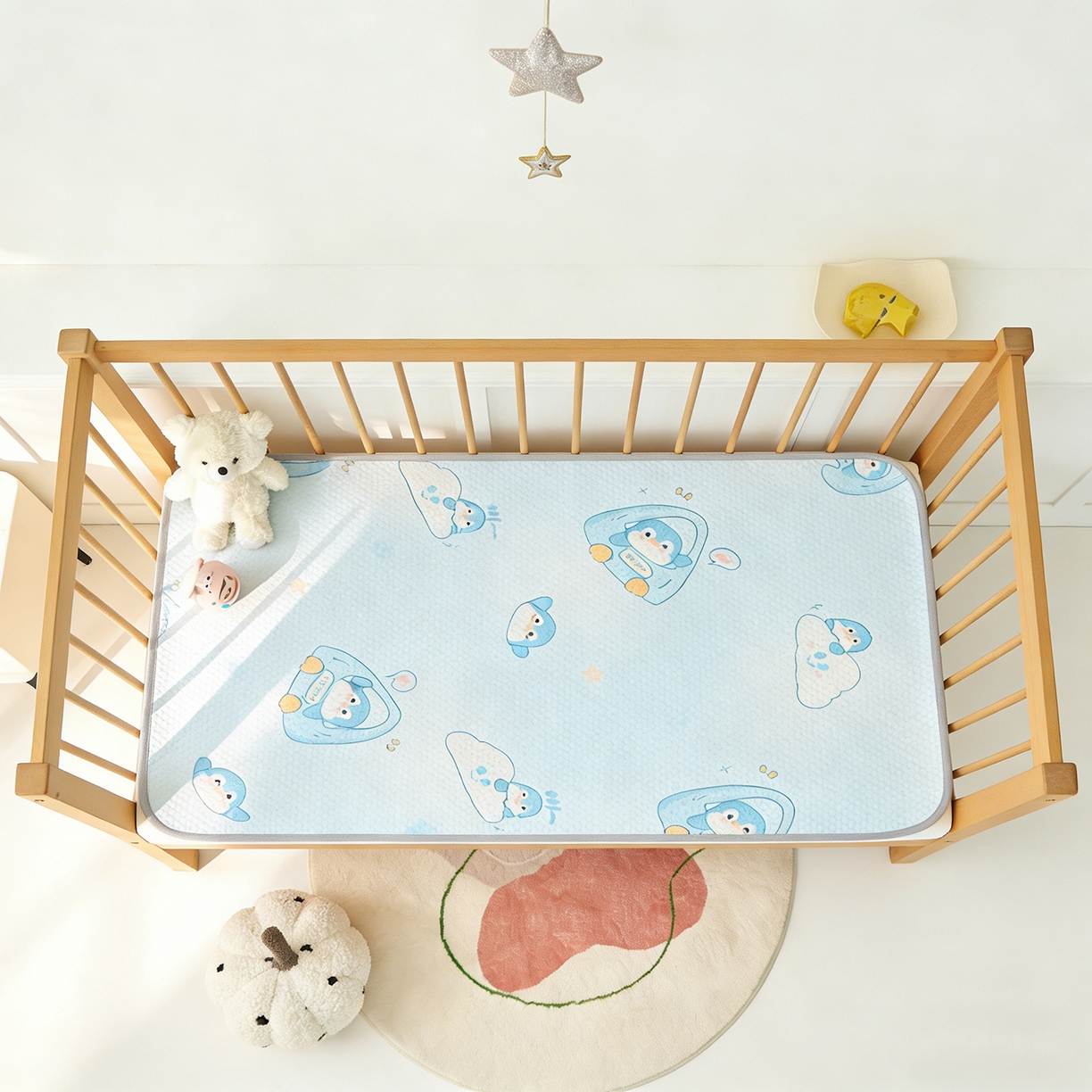 91家纺网 家纺一手货源 找家纺 家品罗兰 2026新款A类母婴级卡通婴儿凉感冰豆豆凉席儿童新生小宝宝床幼儿园床拼接床冰丝席床单垫可机洗夏空调席 小企鹅【三明治透气网底】