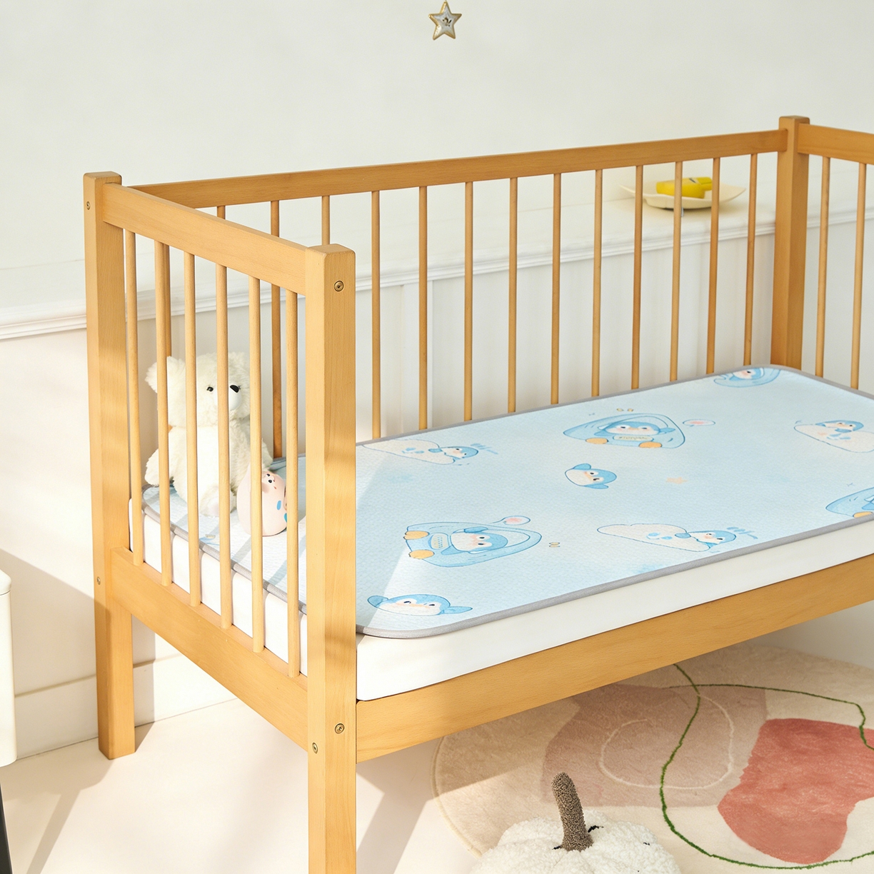 91家纺网 家纺一手货源 找家纺 家品罗兰 2026新款A类母婴级卡通婴儿凉感冰豆豆凉席儿童新生小宝宝床幼儿园床拼接床冰丝席床单垫可机洗夏空调席 小企鹅【三明治透气网底】