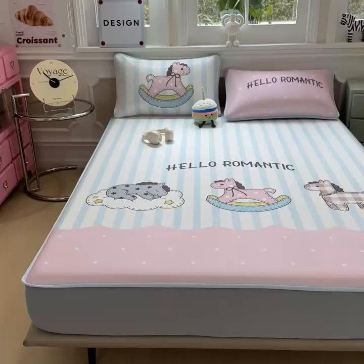 91家纺网 家纺一手货源 找家纺 丝羽坊 2026新款ins设计师原创大版小清新卡通冰皮复合软凉席  浪漫木马-床笠款