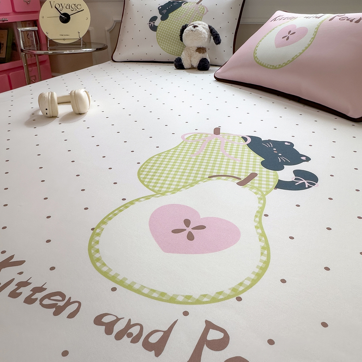 91家纺网 家纺一手货源 找家纺 丝羽坊 2026新款ins设计师原创大版小清新卡通冰皮复合软凉席  梨猫记-床笠款