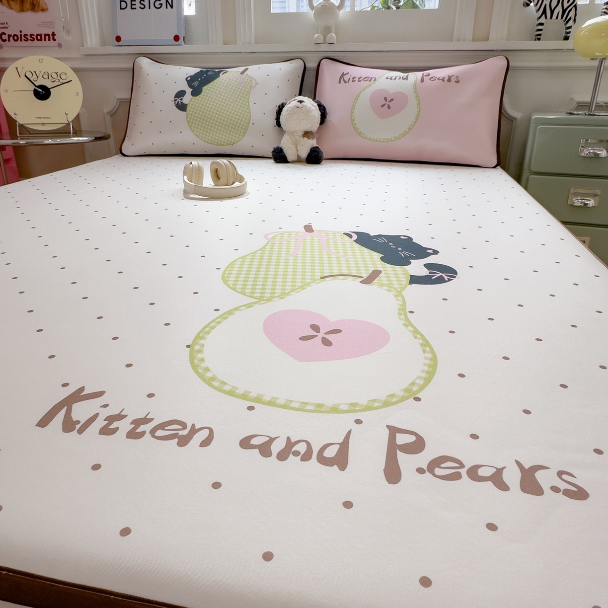 91家纺网 家纺一手货源 找家纺 丝羽坊 2026新款ins设计师原创大版小清新卡通冰皮复合软凉席  梨猫记-床笠款