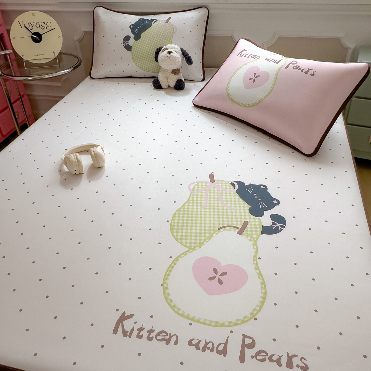 91家纺网 家纺一手货源 找家纺 丝羽坊 2026新款ins设计师原创大版小清新卡通冰皮复合软凉席  梨猫记-床笠款