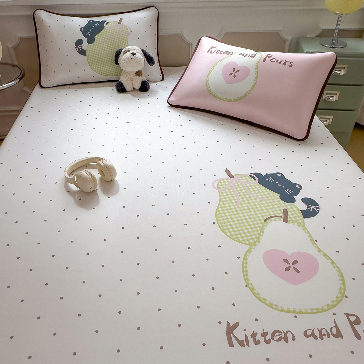 91家纺网 家纺一手货源 找家纺 丝羽坊 2026新款ins设计师原创大版小清新卡通冰皮复合软凉席  梨猫记-床笠款