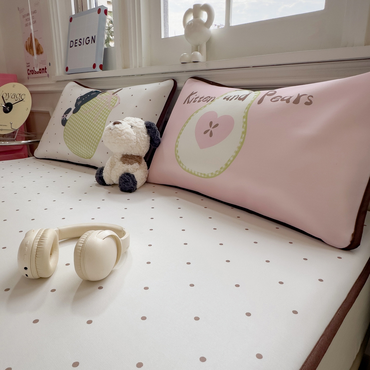 91家纺网 家纺一手货源 找家纺 丝羽坊 2026新款ins设计师原创大版小清新卡通冰皮复合软凉席  梨猫记-床笠款