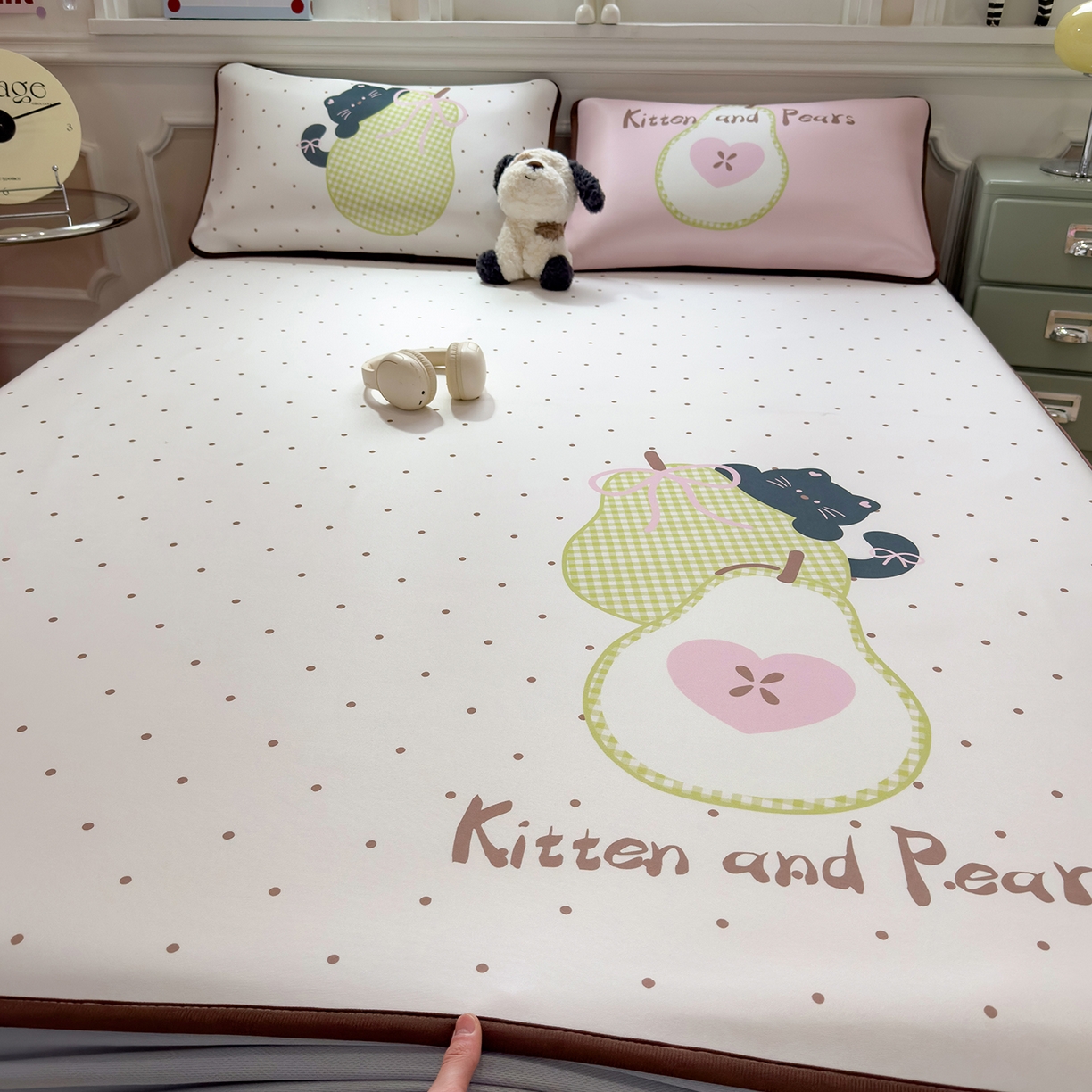 91家纺网 家纺一手货源 找家纺 丝羽坊 2026新款ins设计师原创大版小清新卡通冰皮复合软凉席  梨猫记-床笠款