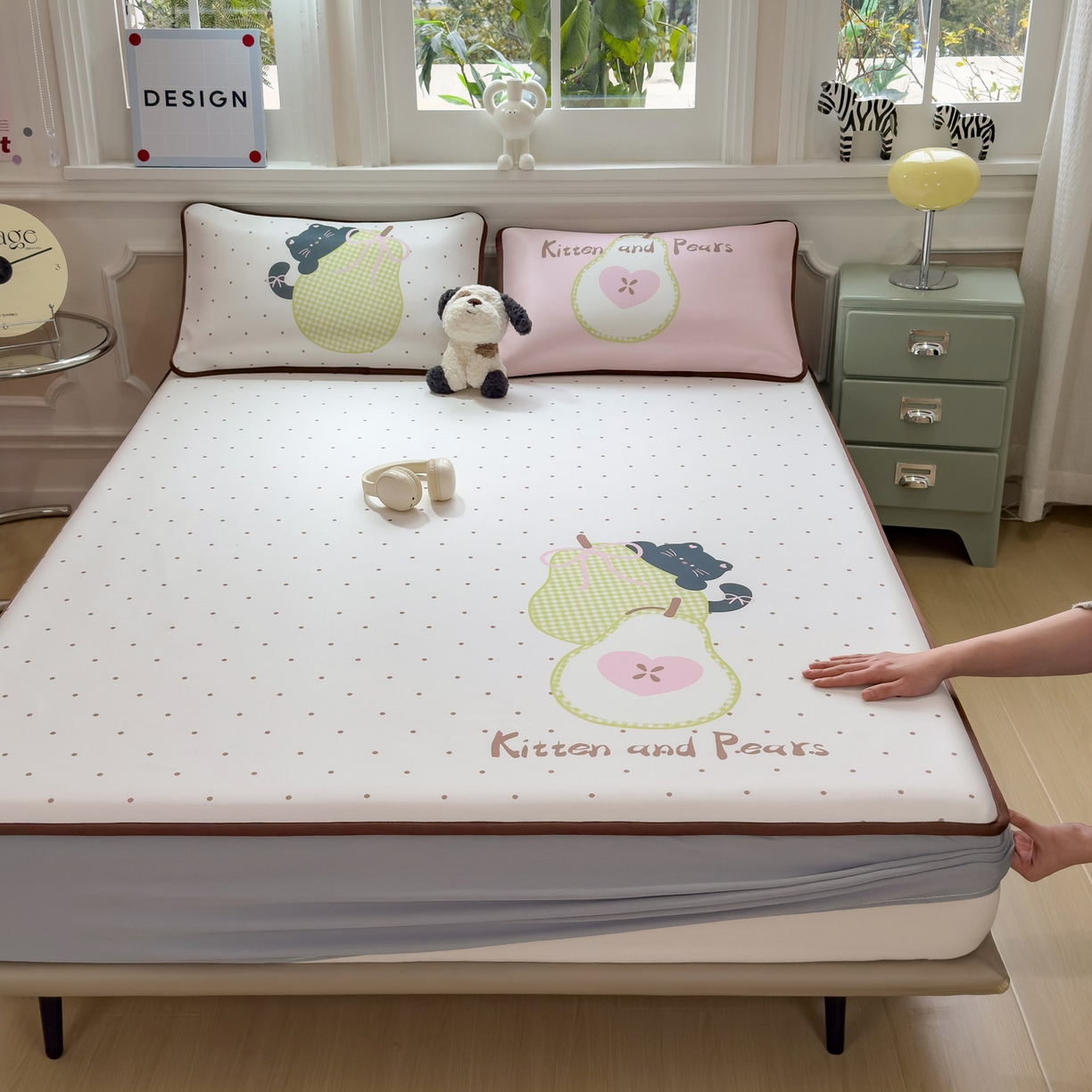 91家纺网 家纺一手货源 找家纺 丝羽坊 2026新款ins设计师原创大版小清新卡通冰皮复合软凉席  梨猫记-床笠款