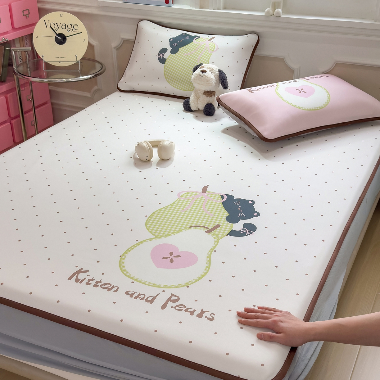 91家纺网 家纺一手货源 找家纺 丝羽坊 2026新款ins设计师原创大版小清新卡通冰皮复合软凉席  梨猫记-床笠款