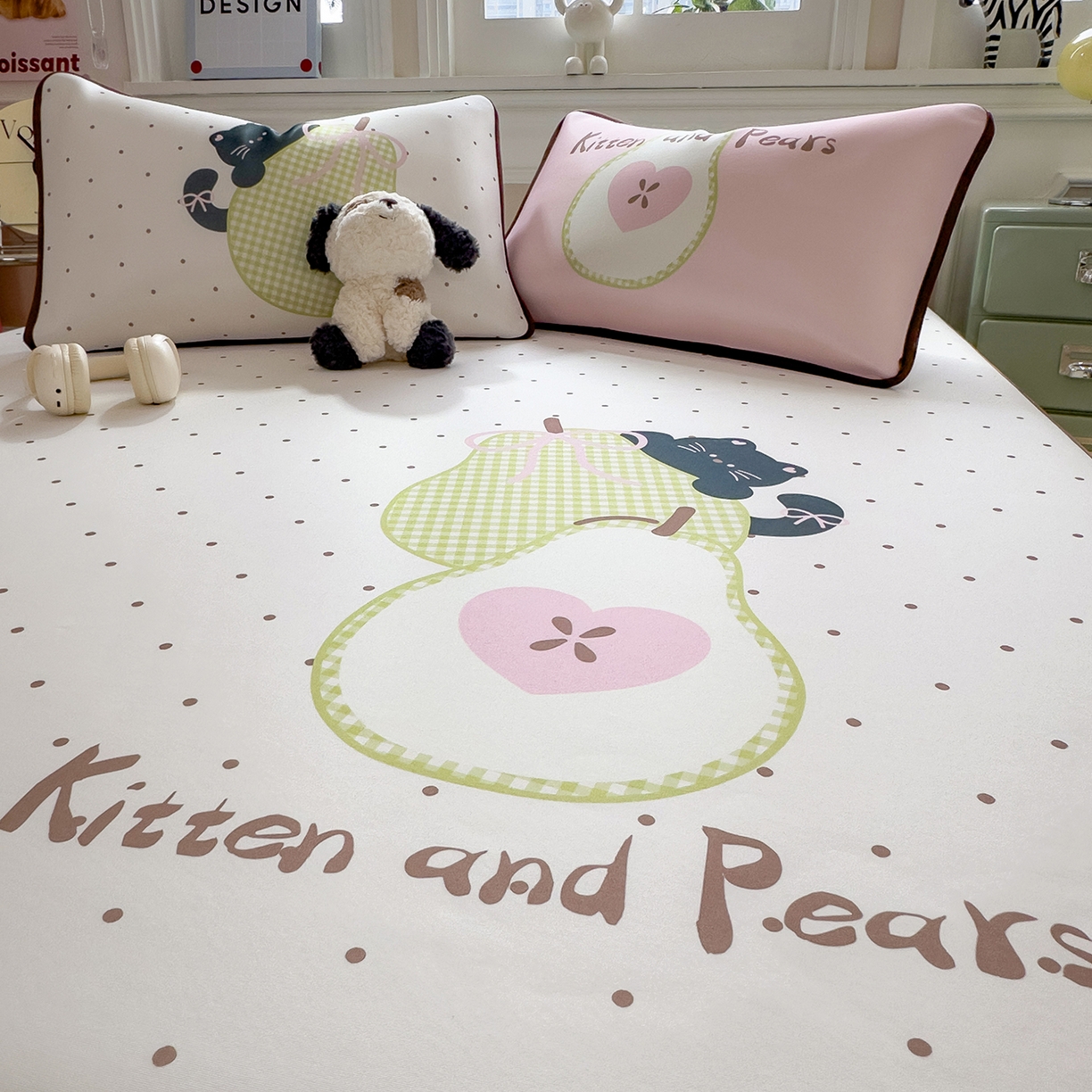 91家纺网 家纺一手货源 找家纺 丝羽坊 2026新款ins设计师原创大版小清新卡通冰皮复合软凉席  梨猫记-床笠款