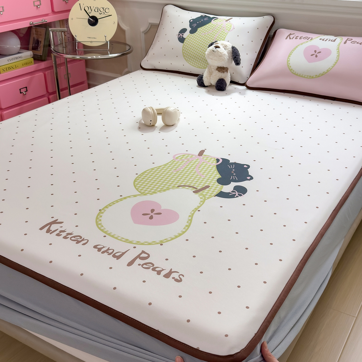 91家纺网 家纺一手货源 找家纺 丝羽坊 2026新款ins设计师原创大版小清新卡通冰皮复合软凉席  梨猫记-床笠款