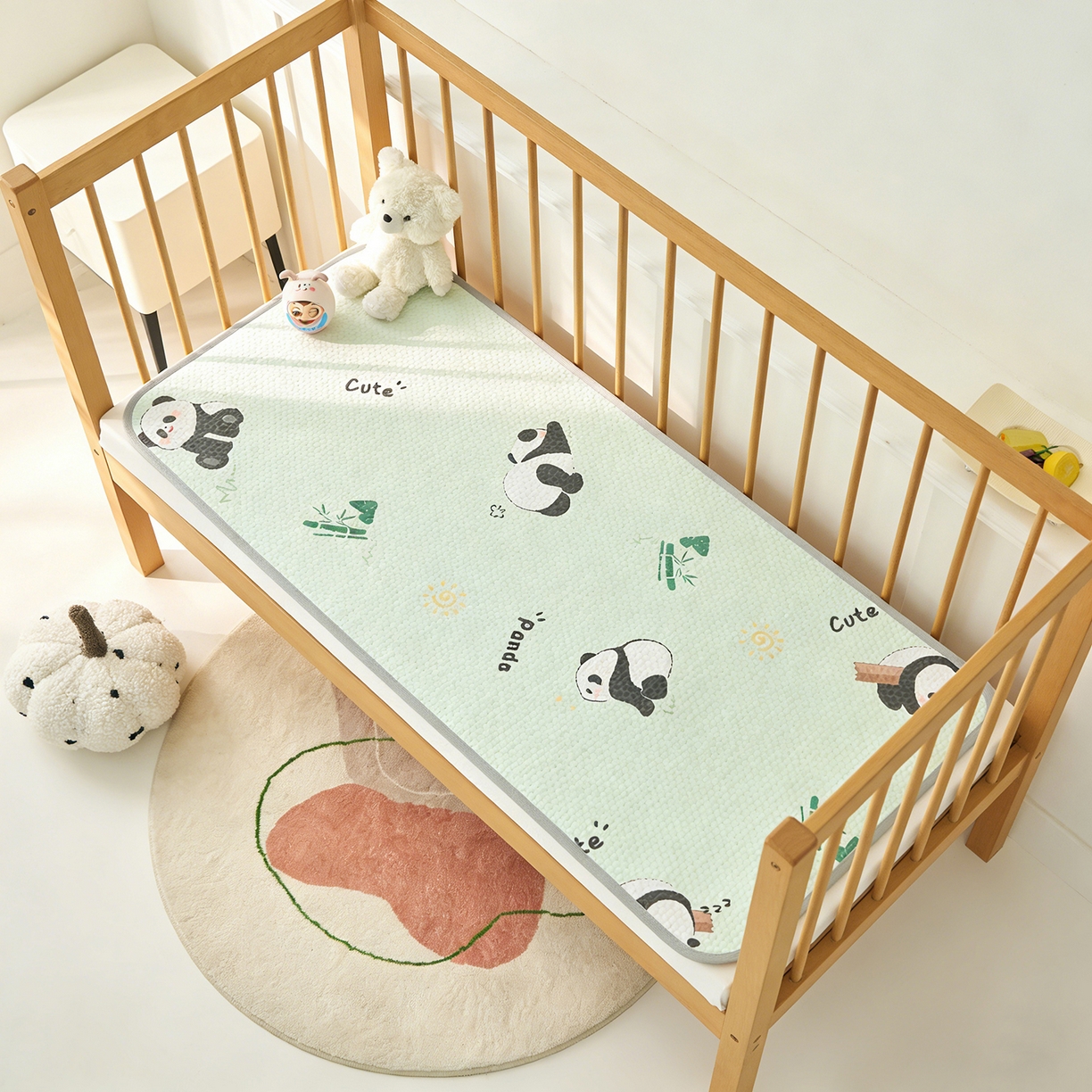 91家纺网 家纺一手货源 找家纺 家品罗兰 2026新款A类母婴级卡通婴儿凉感冰豆豆凉席儿童新生小宝宝床幼儿园床拼接床冰丝席床单垫可机洗夏空调席 熊猫家园【三明治透气网底】