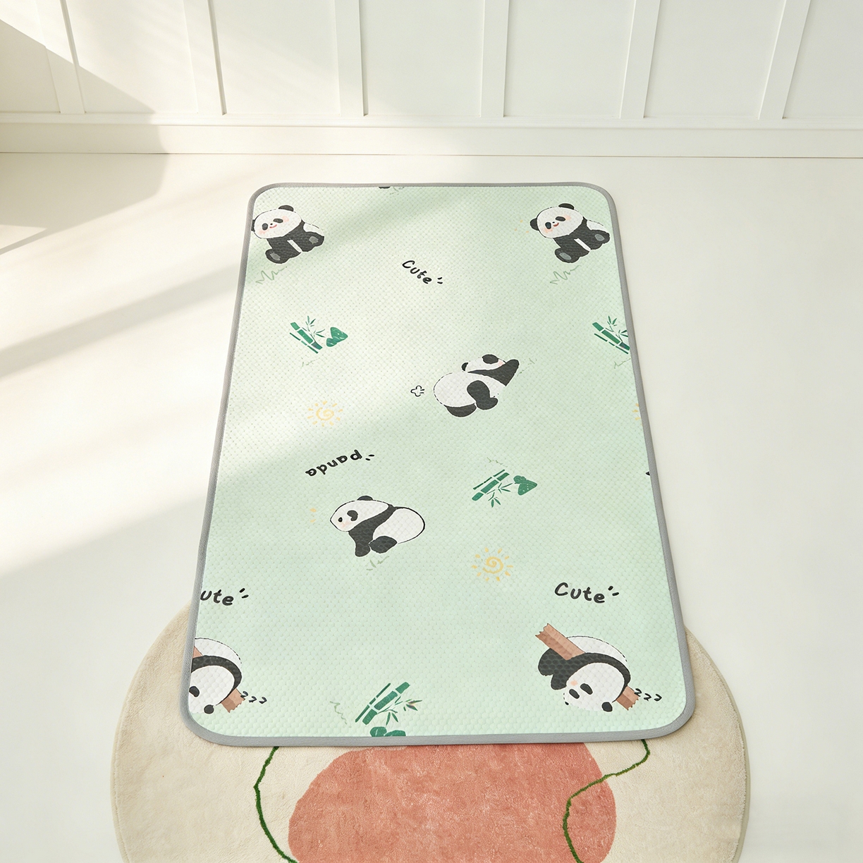 91家纺网 家纺一手货源 找家纺 家品罗兰 2026新款A类母婴级卡通婴儿凉感冰豆豆凉席儿童新生小宝宝床幼儿园床拼接床冰丝席床单垫可机洗夏空调席 熊猫家园【三明治透气网底】